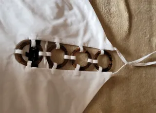 Top Zara Blanco con Anillas Marrones