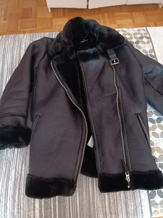 Cazadora Stradivarius Negra Talla M forro borrego