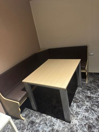 Conjunto de comedor: esquinera y mesa