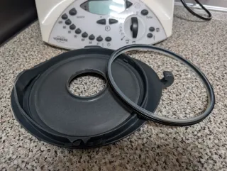 Thermomix TM31 con accesorios y libro