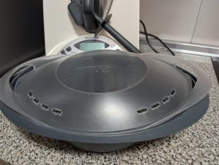 Thermomix TM31 con accesorios y libro