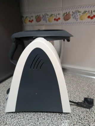 Thermomix TM31 con accesorios y libro