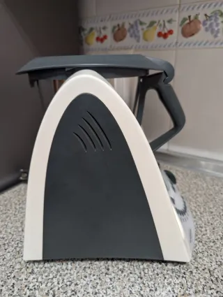 Thermomix TM31 con accesorios y libro