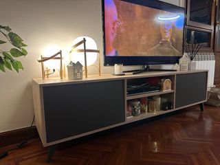 Mueble TV moderno color madera clara y gris