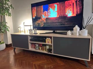Mueble TV moderno color madera clara y gris