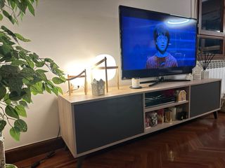 Mueble TV moderno color madera clara y gris