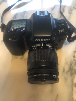 Cámara Nikon F70 con objetivo 28-80mm funda flash.