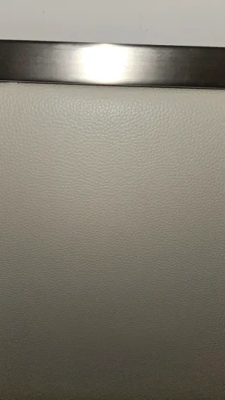 Cabecero polipiel blanco con marco metálico