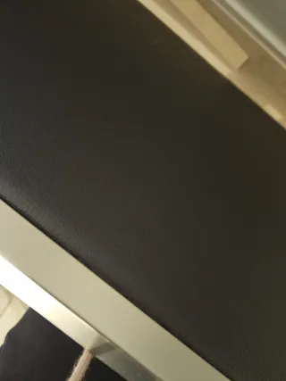 Cabecero polipiel blanco con marco metálico