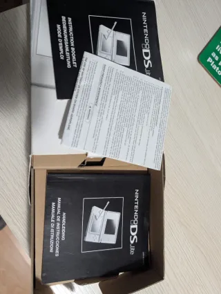 Caja Nintendo DS Lite con manuales y carcasa lila