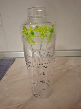 Shaker cocktail trasparente con decorazioni verdi