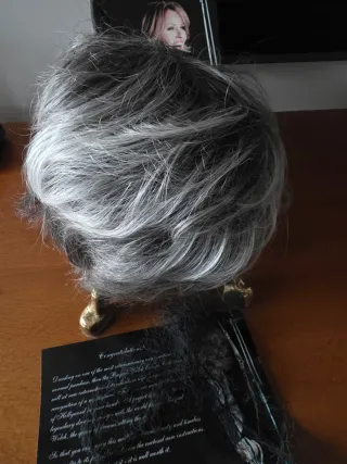 Peluca corta Raquel Welch nueva