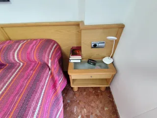 Mesitas de noche de madera y cristal