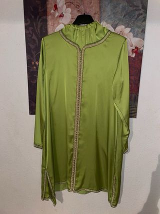 Vestido/Jelaba verde con bordados dorados