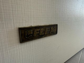 Canapé base tapizada de madera.