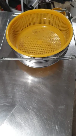 Colador Inox 25cm + Colador Plástico