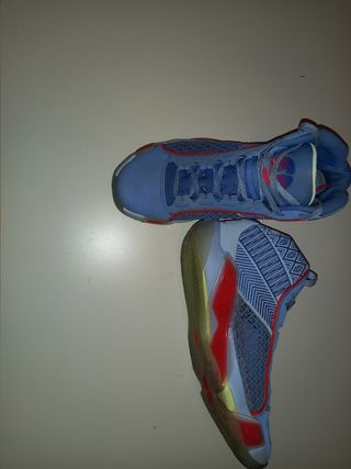 Zapatillas Jordan Baloncesto Azul y Rojo