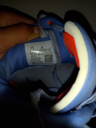 Zapatillas Jordan Baloncesto Azul y Rojo