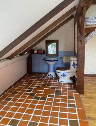 Casa de muñecas de madera rústica