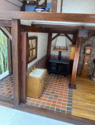 Casa de muñecas de madera rústica