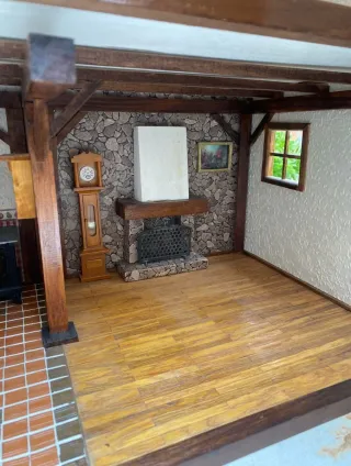 Casa de muñecas de madera rústica