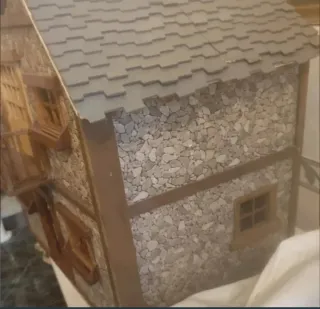 Casa de muñecas de madera rústica