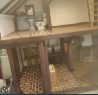 Casa de muñecas de madera rústica