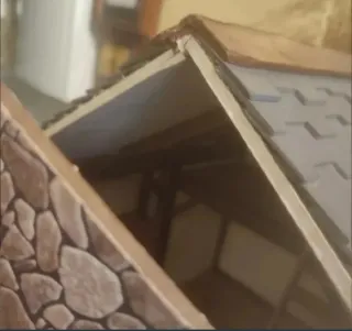 Casa de muñecas de madera rústica