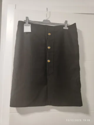 Falda negra botones dorados