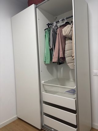 Armario blanco con cajones y cesta