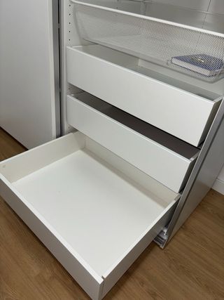 Armario blanco con cajones y cesta