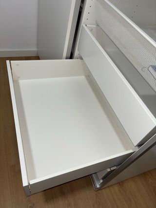 Armario blanco con cajones y cesta