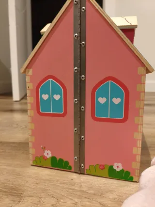 Casita de muñecas de madera