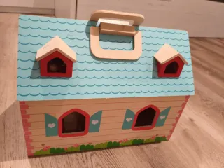 Casita de muñecas de madera