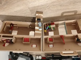 Casita de muñecas de madera