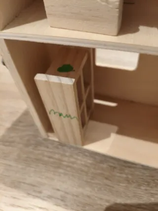 Casita de muñecas de madera