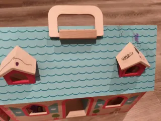 Casita de muñecas de madera