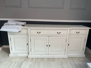 Mueble de madera blanco