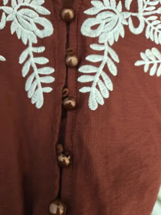 Blusa burdeos bordada