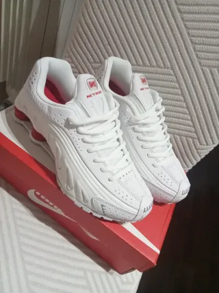 Zapatillas Nike Shox R4 Blancas y Rojas