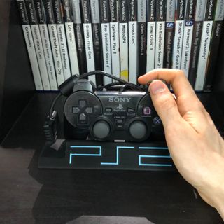 Soporte con mando PS2 de exposición