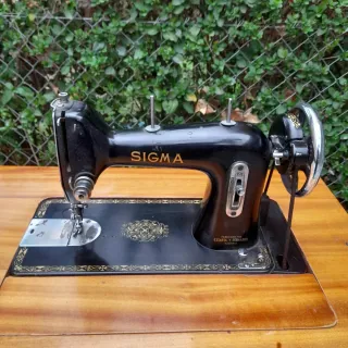 Máquina de coser Sigma antigua