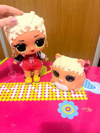 Muñeca LOL Gigante y Hucha Cerdo
