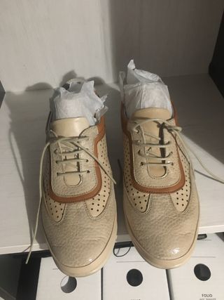 Scarpe sportive beige e marroni