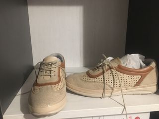 Scarpe sportive beige e marroni