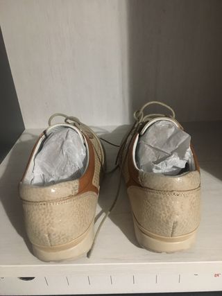 Scarpe sportive beige e marroni