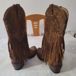 Botas camperas marrones con flecos