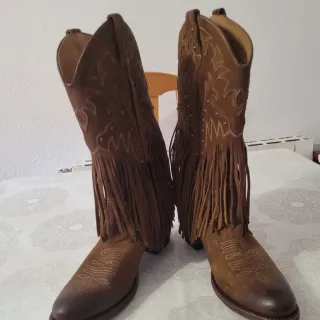 Botas camperas marrones con flecos