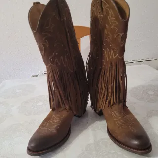 Botas camperas marrones con flecos