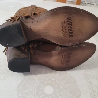 Botas camperas marrones con flecos